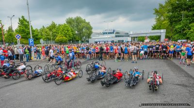 Prawie 2000 biegaczy wzielo udzial w 23. edycji Biegu Fiata. Najszybciej 10-kilometrowa trase pokonal Kenijczyk - Abel Kibet Rop przed Joelem Main¹ Mwangi, swoim rodakiem. Na trzecim miejscu byl  Ukrainiec Roman Romanienko. Wród kobiet rywalizacjê wygra³a Mo³dawianka - Lilia Fiskovicz.