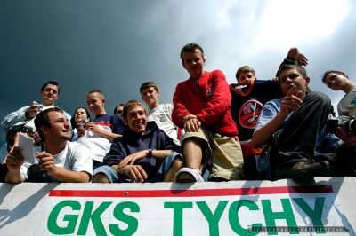 13.06.2004_TYCHY STADION GKS MECZ GWIAZDY KONTRA WYCHOWANKOWIE GKS TYCHY_Ponad 2,5 tys. widzów ogl¹da³o w niedzielê charytatywne mecze pi³karskie na stadionie GKS Tychy. W jednej dru¿ynie - wychowanków GKS - zagrali m.in. Jerzy i Dariusz Dudkowie, Rados³aw Gilewicz, Mariusz Czerkawski i mistrzyni kick-boxingu Anna Kasprzak.