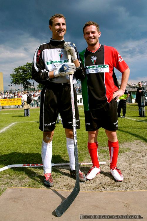 13.06.2004_TYCHY STADION GKS MECZ GWIAZDY KONTRA WYCHOWANKOWIE GKS TYCHY_Ponad 2,5 tys. widzów ogl¹da³o w niedzielê charytatywne mecze pi³karskie na stadionie GKS Tychy. W jednej dru¿ynie - wychowanków GKS - zagrali m.in. Jerzy i Dariusz Dudkowie, Rados³aw Gilewicz, Mariusz Czerkawski i mistrzyni kick-boxingu Anna Kasprzak.