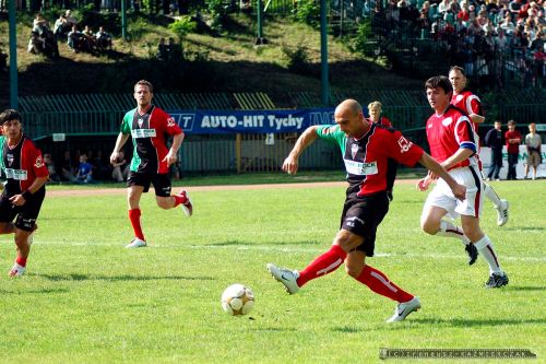 13.06.2004_TYCHY STADION GKS MECZ GWIAZDY KONTRA WYCHOWANKOWIE GKS TYCHY_Ponad 2,5 tys. widzów ogl¹da³o w niedzielê charytatywne mecze pi³karskie na stadionie GKS Tychy. W jednej dru¿ynie - wychowanków GKS - zagrali m.in. Jerzy i Dariusz Dudkowie, Rados³aw Gilewicz, Mariusz Czerkawski i mistrzyni kick-boxingu Anna Kasprzak.