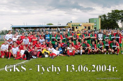 13.06.2004_TYCHY STADION GKS MECZ GWIAZDY KONTRA WYCHOWANKOWIE GKS TYCHY_Ponad 2,5 tys. widzów ogl¹da³o w niedzielê charytatywne mecze pi³karskie na stadionie GKS Tychy. W jednej dru¿ynie - wychowanków GKS - zagrali m.in. Jerzy i Dariusz Dudkowie, Rados³aw Gilewicz, Mariusz Czerkawski i mistrzyni kick-boxingu Anna Kasprzak.