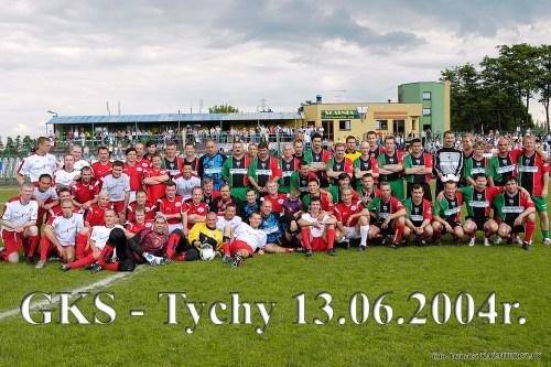 13.06.2004_TYCHY STADION GKS MECZ GWIAZDY KONTRA WYCHOWANKOWIE GKS TYCHY_Ponad 2,5 tys. widzów ogl¹da³o w niedzielê charytatywne mecze pi³karskie na stadionie GKS Tychy. W jednej dru¿ynie - wychowanków GKS - zagrali m.in. Jerzy i Dariusz Dudkowie, Rados³aw Gilewicz, Mariusz Czerkawski i mistrzyni kick-boxingu Anna Kasprzak.