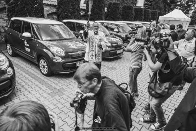 Ceremonia poswiecenia prze Kard. Kazimierza Nycza samochodów uzyczonych przez FCA Poland do obs³ugi centrów prasowych podczas DM_30.06.2016_FOT_IRENEUSZ KAMIERCZAK.