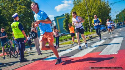 V Tyski Pó³maraton_Miêdzynarodowy Tyski Bieg Uliczny_04.09.2016_Na starcie stanê³o ponad 1000 biegaczy  709 w pó³maratonie i biegu na 10 km. Na mecie Kenijczyk Moses Kipruto Kibire wyprzedzi³ Henryego Kemboi_FOT_IRENEUSZ KAZMIERCZAK.