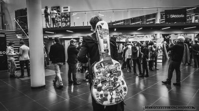 XVI Slaska Jesien Gitarowa - Wygral Marko Topchii z Ukrainy. Drugie miejsce zaj¹³ Polak - Daniel Egielman (po raz drugi z rzêdu i po raz drugi dosta³ nagrodê publicznoci), trzecie - Hedviga Svendova i Davide Giovanni Tomasi.który w poprzedniej edycji zaj¹³ trzecie miejsce. Nagrodê publicznoci (1000 z³) zdoby³ Daniel Egielman.