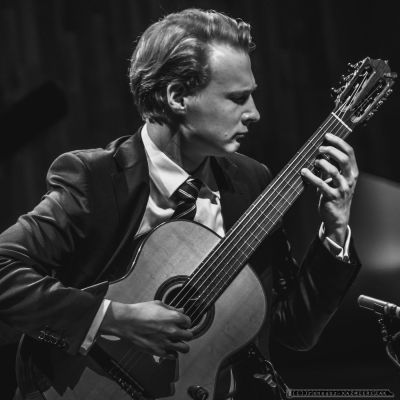 XVI Slaska Jesien Gitarowa - Wygral Marko Topchii z Ukrainy. Drugie miejsce zaj¹³ Polak - Daniel Egielman (po raz drugi z rzêdu i po raz drugi dosta³ nagrodê publicznoci), trzecie - Hedviga Svendova i Davide Giovanni Tomasi.który w poprzedniej edycji zaj¹³ trzecie miejsce. Nagrodê publicznoci (1000 z³) zdoby³ Daniel Egielman.