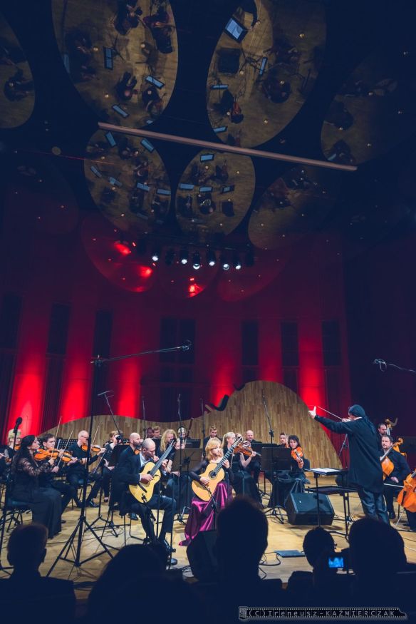 XVI Slaska Jesien Gitarowa - Wygral Marko Topczij z Ukrainy. Drugie miejsce zaj¹³ Polak - Daniel Egielman (po raz drugi z rzêdu i po raz drugi dosta³ nagrodê publicznoci), trzecie - Hedviga Svendova i Davide Giovanni Tomasi.który w poprzedniej edycji zaj¹³ trzecie miejsce. Nagrodê publicznoci (1000 z³) zdoby³ Daniel Egielman.